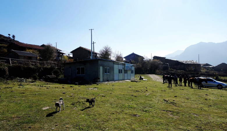 从娃儿堡到二八溪草原有6公里,在松坪乡政府所在地右转上山顶.