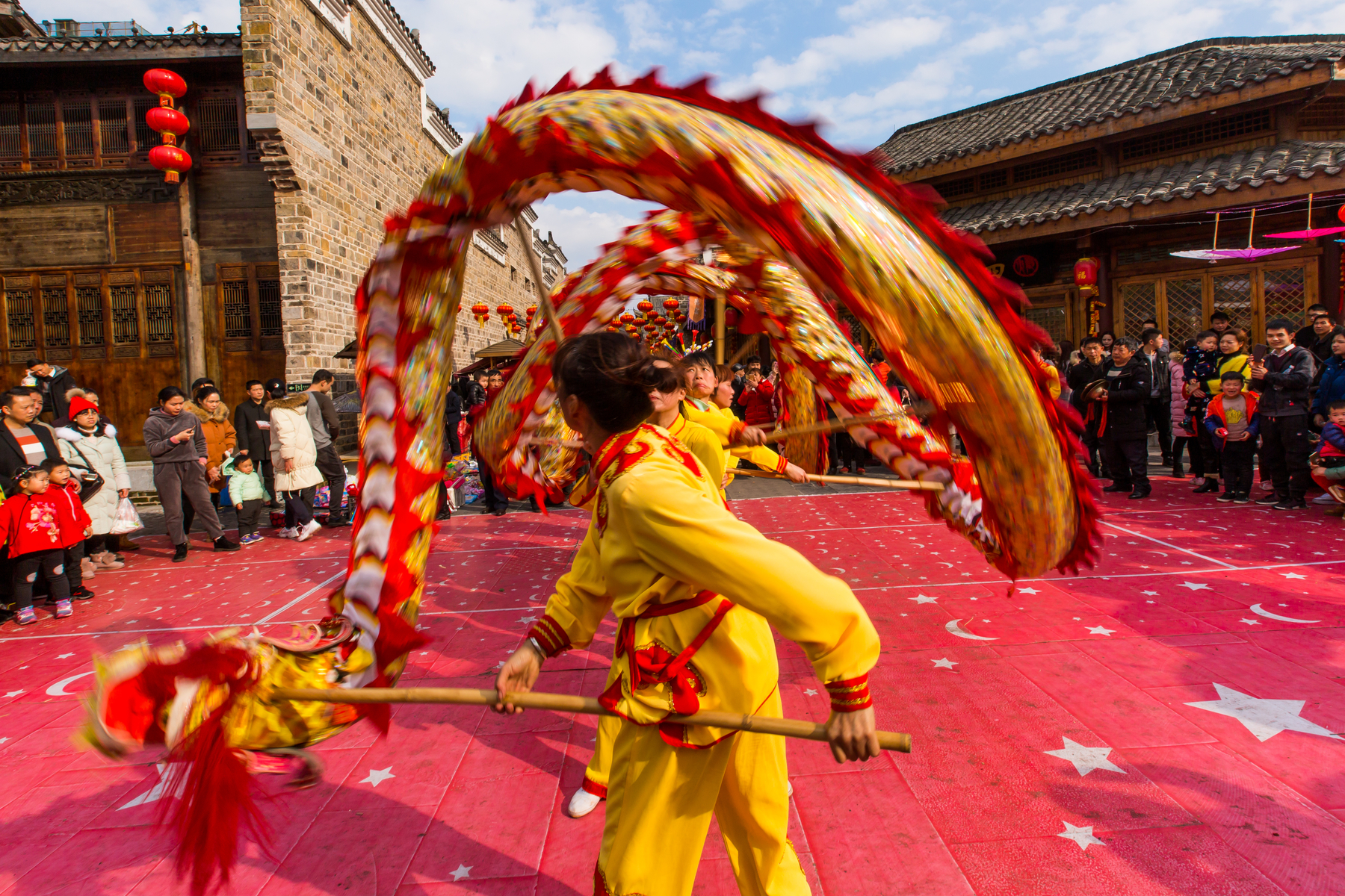 春节庙会上的一支女子舞龙队