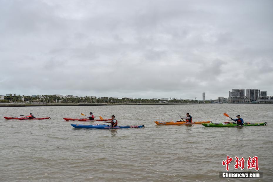 中国21名选手挑战皮划艇横渡琼州海峡