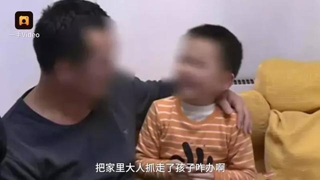 小两口打架,5岁儿子在警察面前语出惊人,网友炸开锅