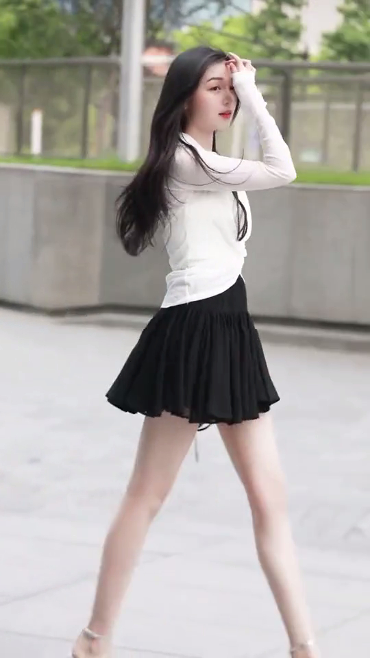 身高一米八高挑美女,跟赵雅芝谁更美