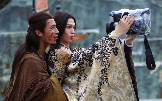 《花千骨》幕后花絮,嘟嘟嘴的"杀姐姐",图5承包你一年的笑点