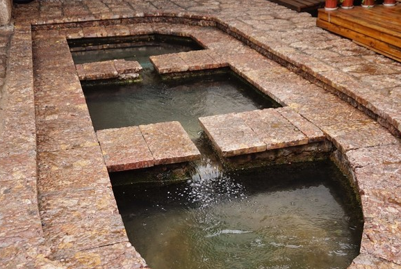 丽江的三眼井,在束河古镇,实际上是从上到下三个小井