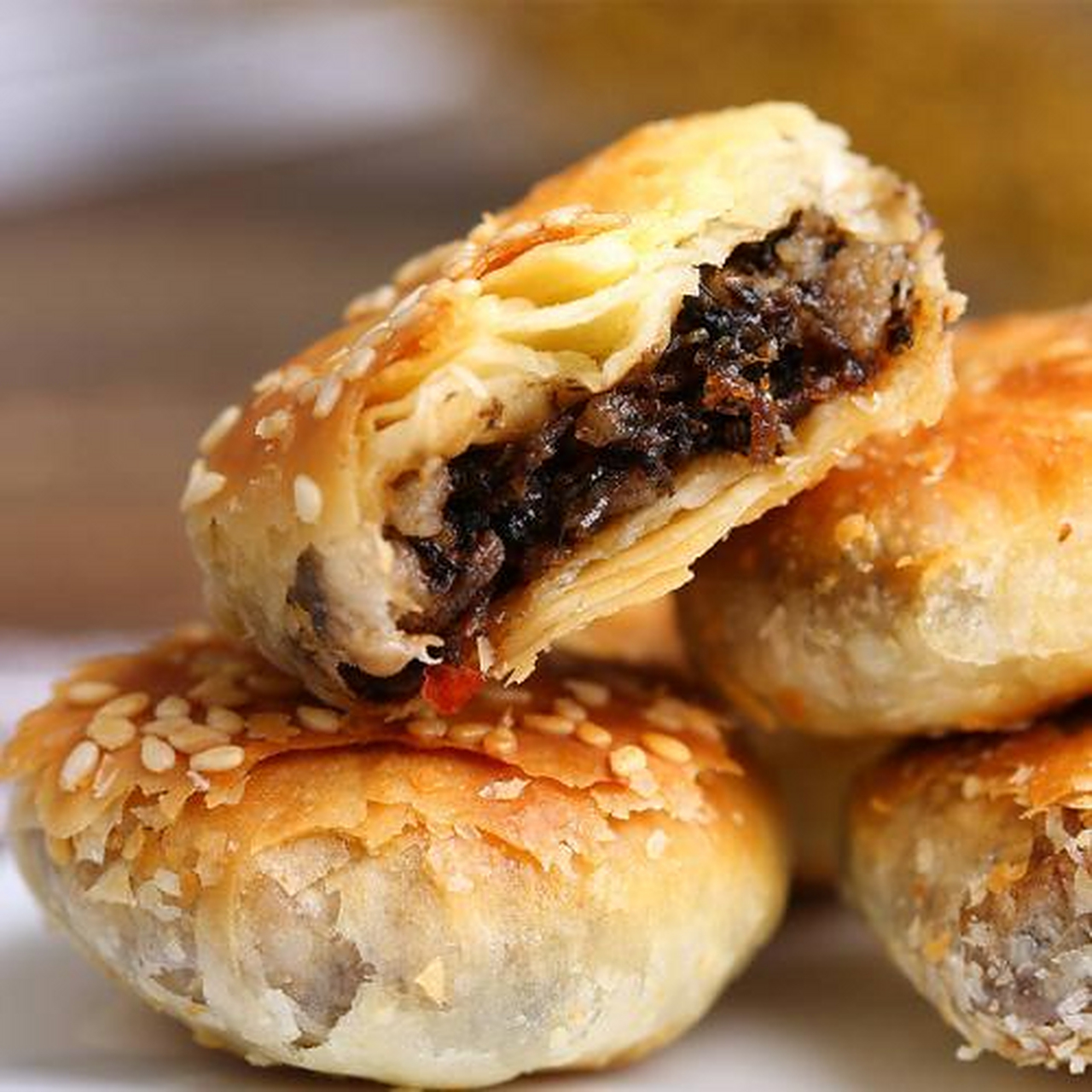 黄山烧饼,又名"蟹壳黄烧饼","救驾烧饼","皇印烧饼",是安徽徽州汉族