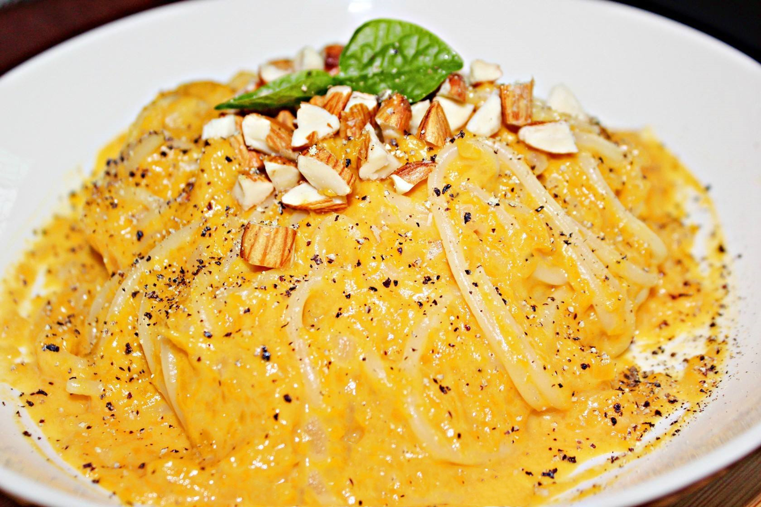 沾满酱汁的咖喱南瓜焗意面,口感饱满,简单营养