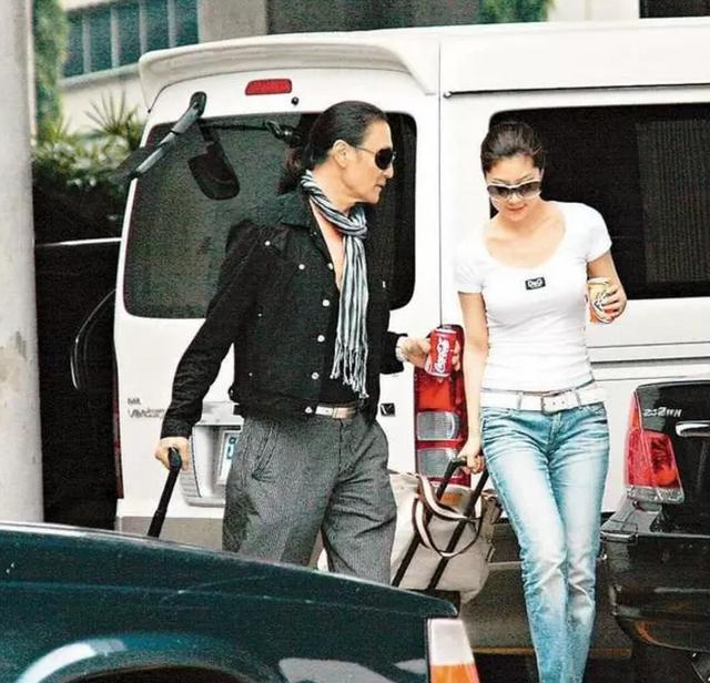 分手5个月又复合,谢贤与小女友重归于好,与友人谈笑风生!