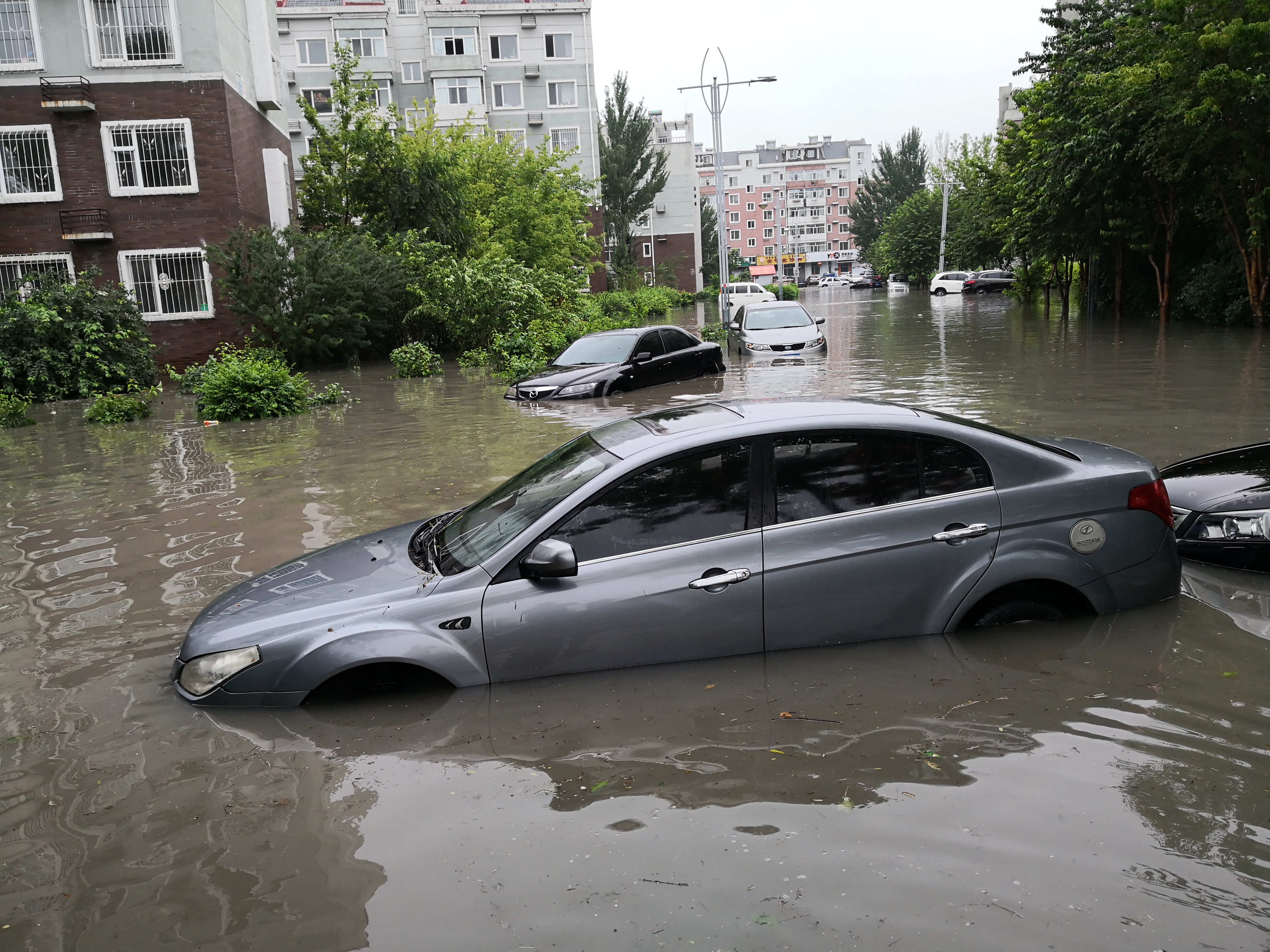 7月20日,大庆暴雨如河,一些车辆被淹