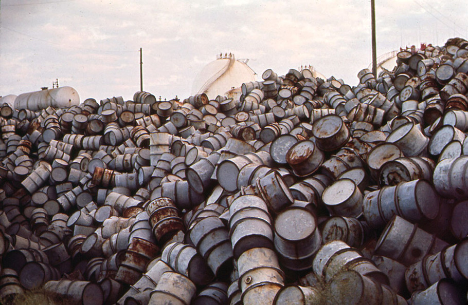 巴吞鲁日市,成山的废油桶.