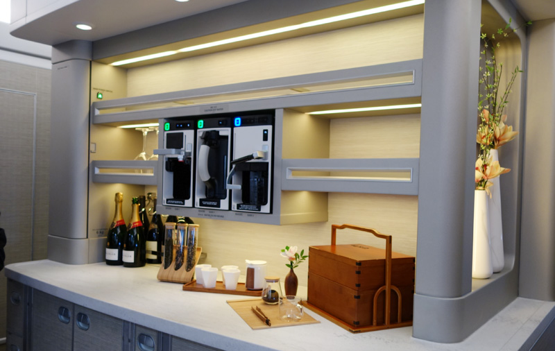 【厨房】2号门区域还首次配置了全功能吧台,提供多种餐饮服务.颜妍摄