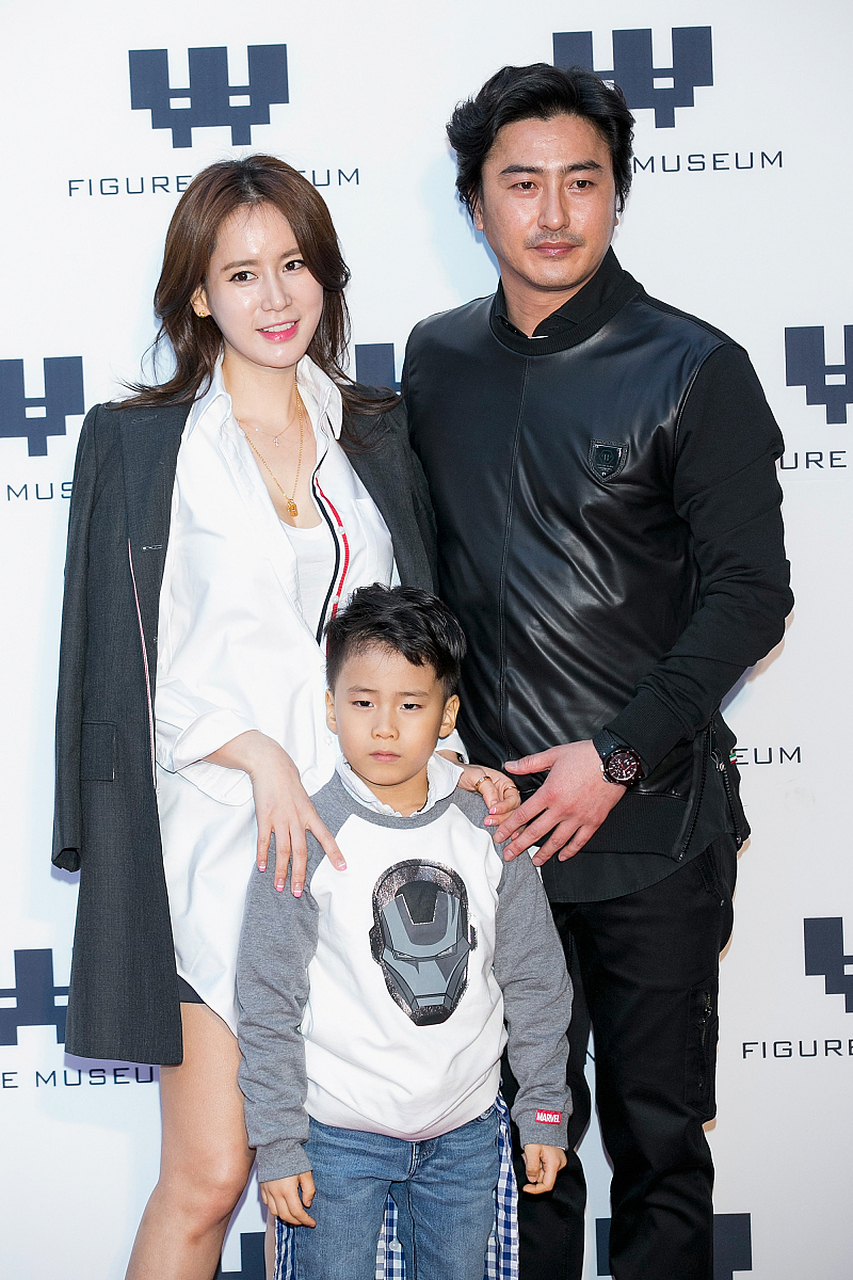 张东健爱妻高小英公开育儿近况!和孩子们一起做手工,明星架子全无