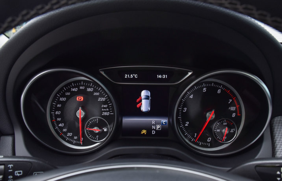 奔驰gla级,看着很硬朗,车身的样式也挺大气