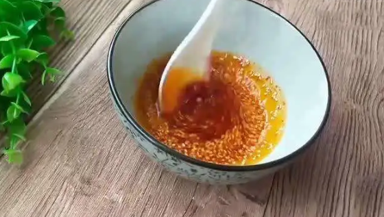 大厨告诉我:炸花椒油时,这几种料缺一不可,否则搭配什么都不香