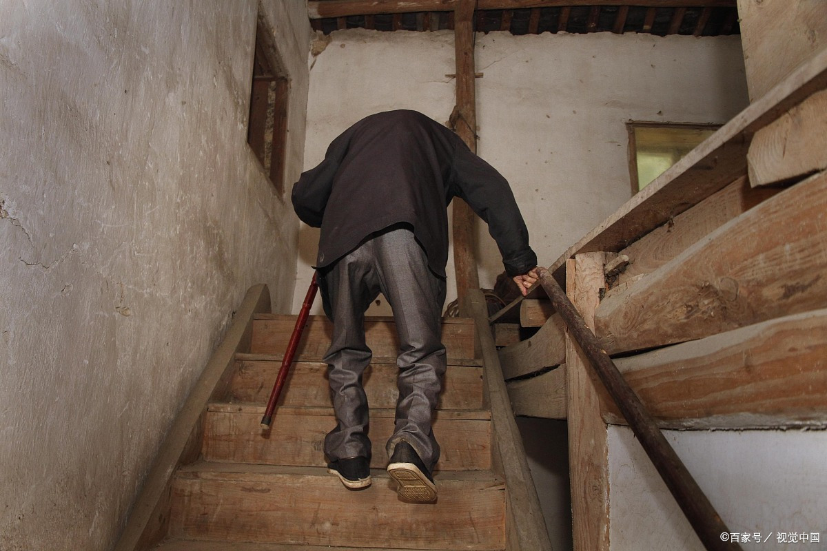 一个驼背的男人,把一个被拐卖的女人救出了虎口