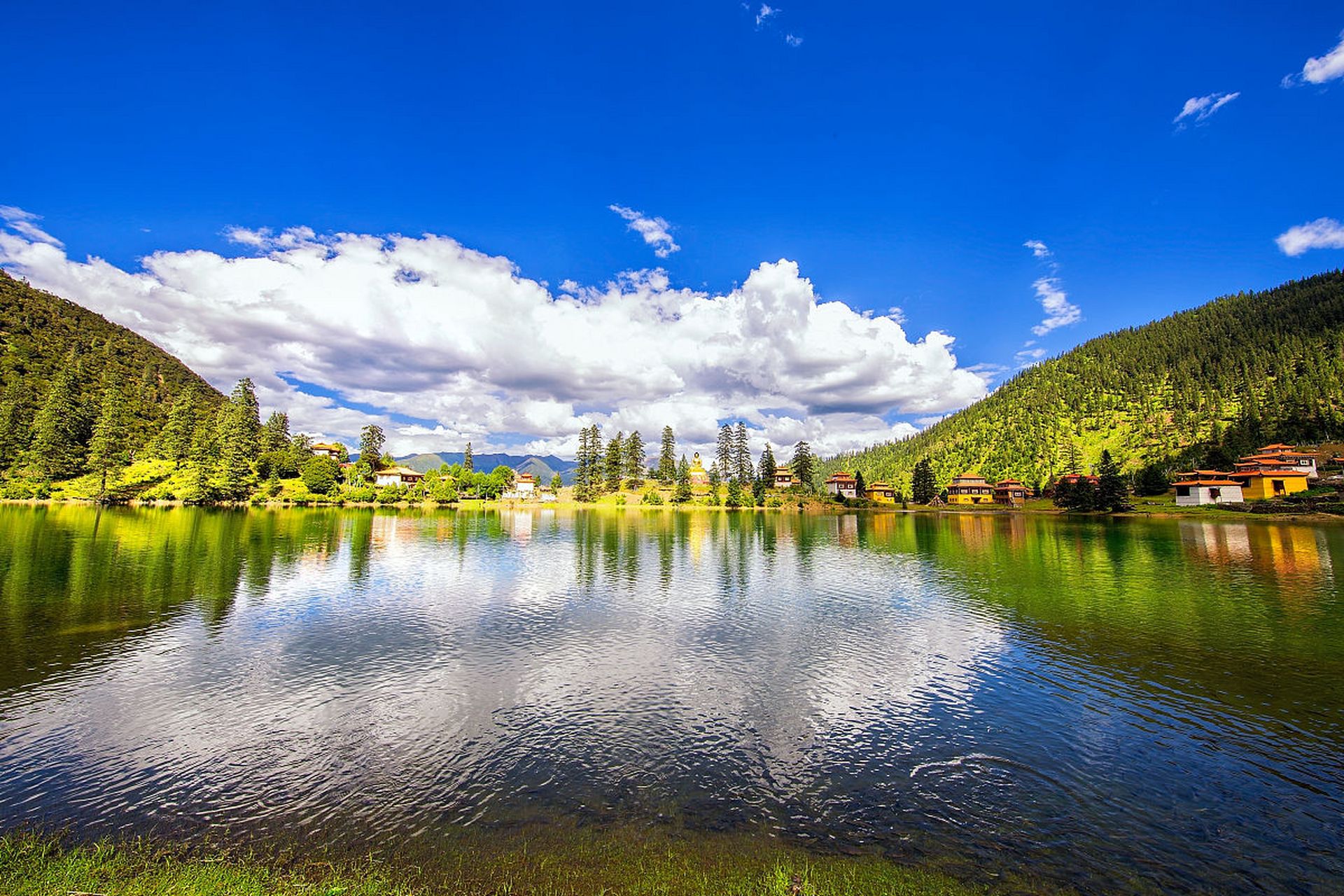 香格里拉巴拉格宗风景名胜区是这里的代表景点之一,它坐落在迪庆藏族
