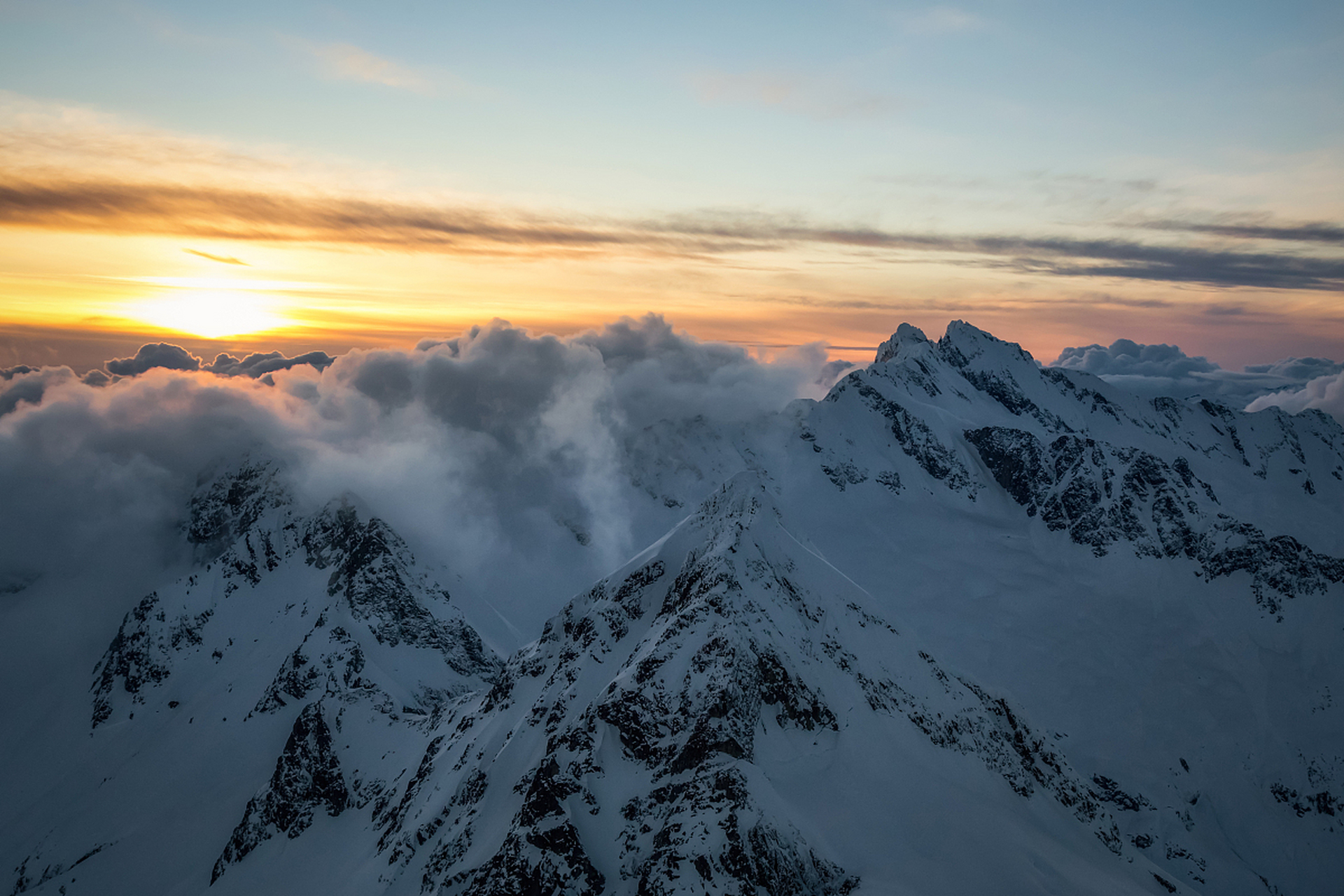 拍摄牛背山雪山云海出片的技巧如下: 1.