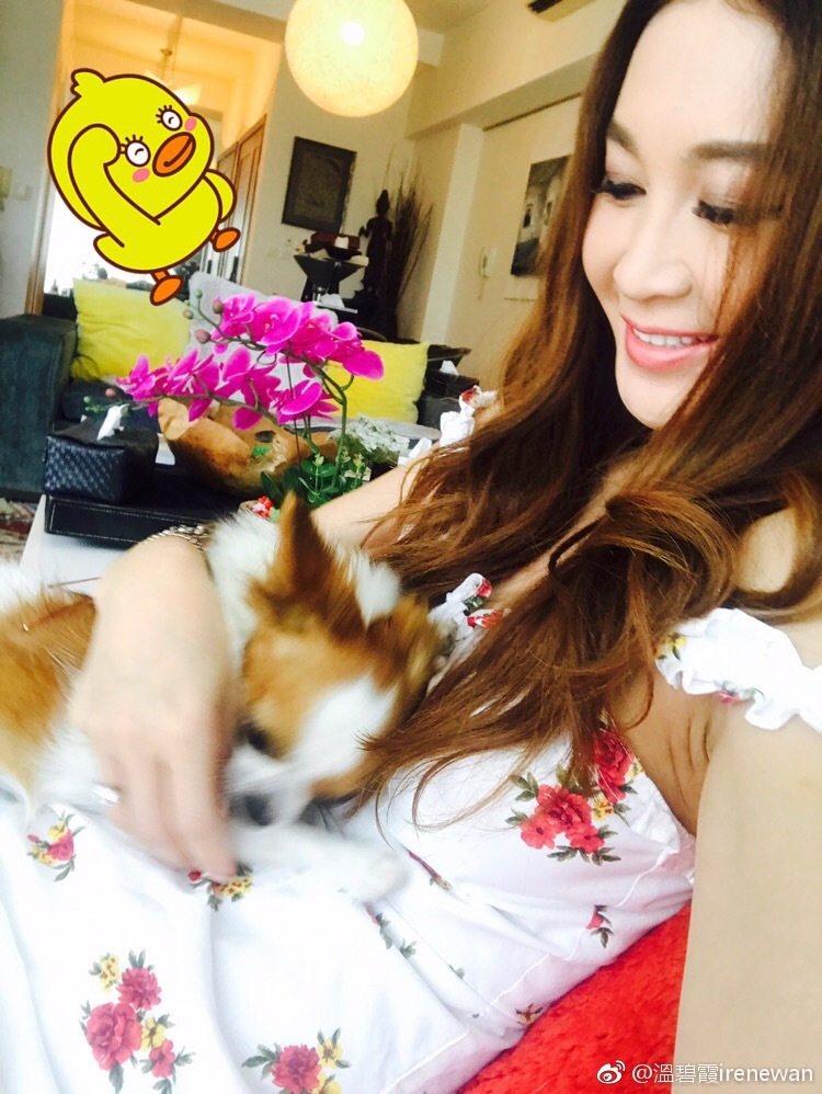 温碧霞晒近照,嘟嘴卖萌如20岁网红,网友:50岁大妈的腋窝!