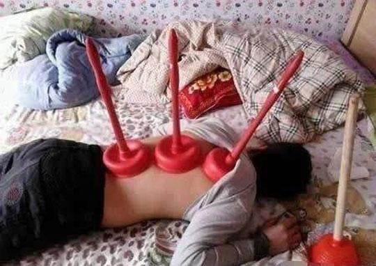 搞笑gif图:哥们,用皮搋子拔罐,效果如何