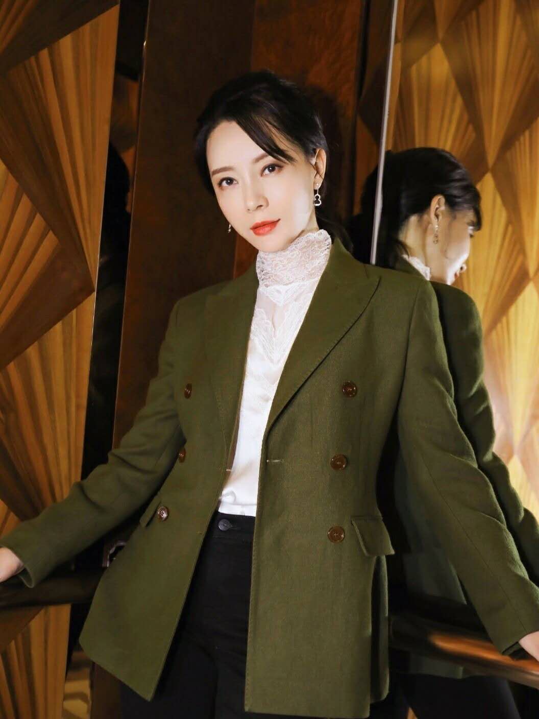 陈数穿西装气场强大,男人站一边,真是专心搞事业的女性赛高!