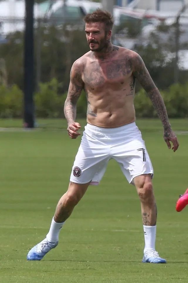 45岁贝克汉姆,外出踢球秀8块腹肌,他大儿子肌肉与国足相当