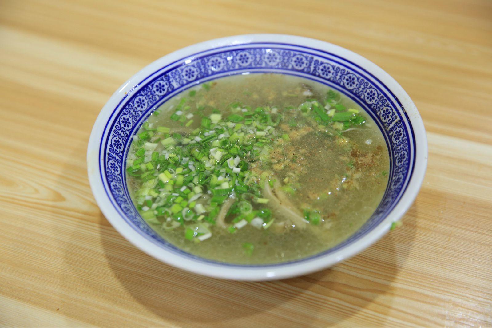 记忆里的美食:一碗清爽鲜香的羊杂汤,口感丰富,让人至今难忘!