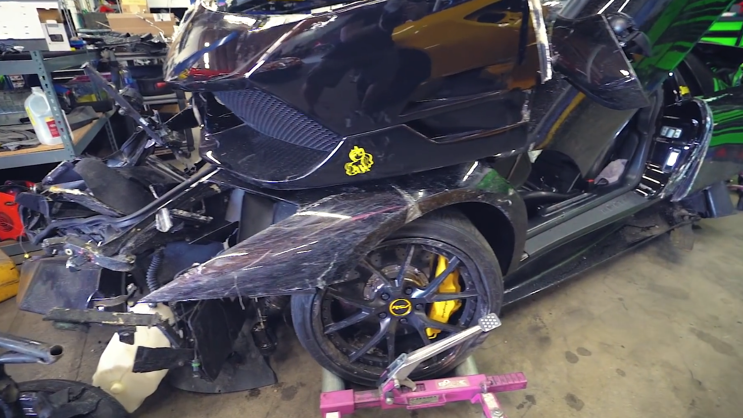 网友晒新买的兰博基尼大牛,2天撞成这样,能留下的只有发动机