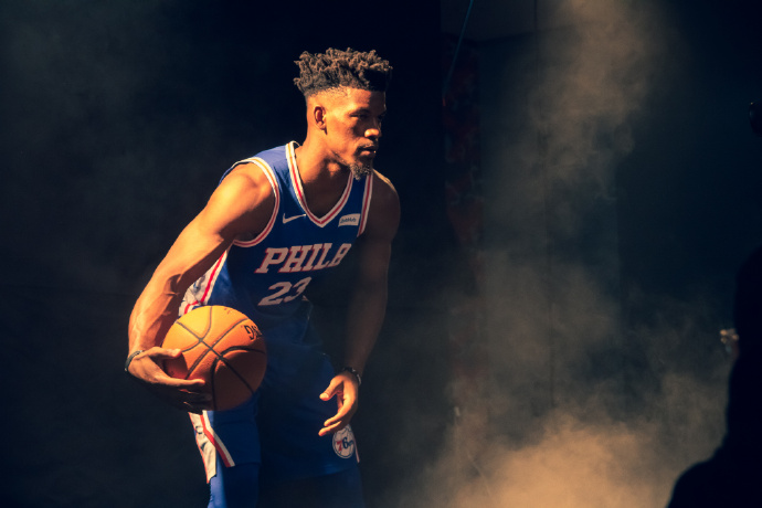 nba赛场外:塔克戴小红帽入场,巴特勒拍定妆照,雄鹿致敬老兵!