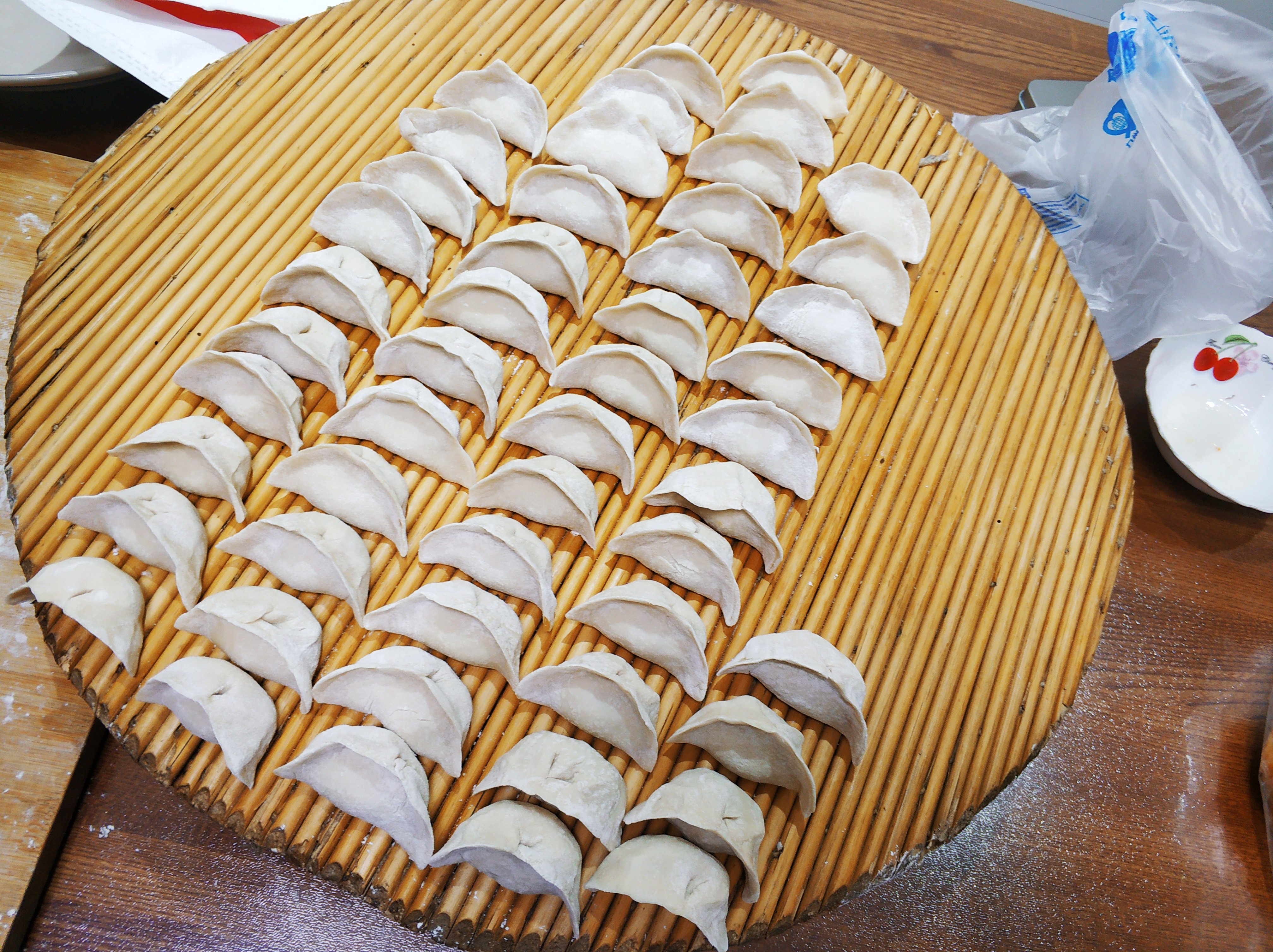 好吃不如饺子,晚饭媳妇包白菜肉饺子,我准备两个菜喝了半斤白酒