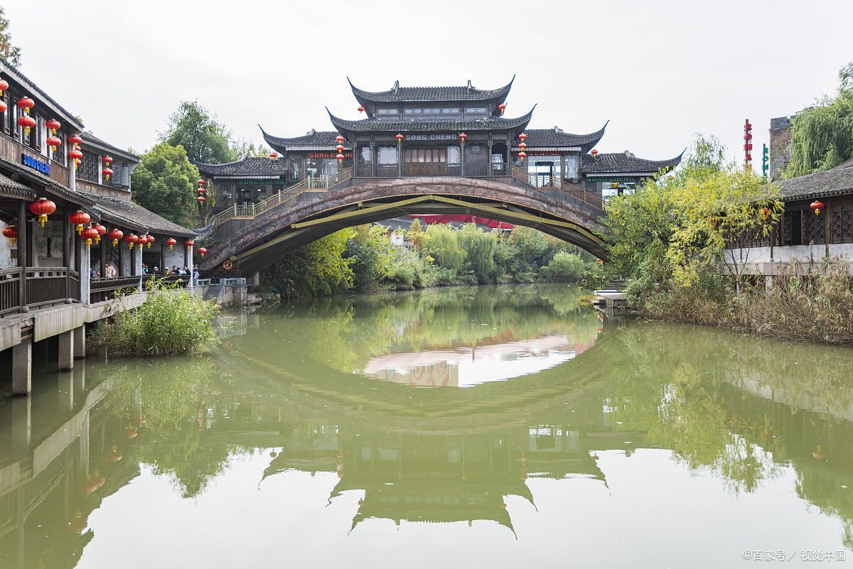 长寿古镇是一个融合了自然景色,历史文化和现代文明的旅游景区