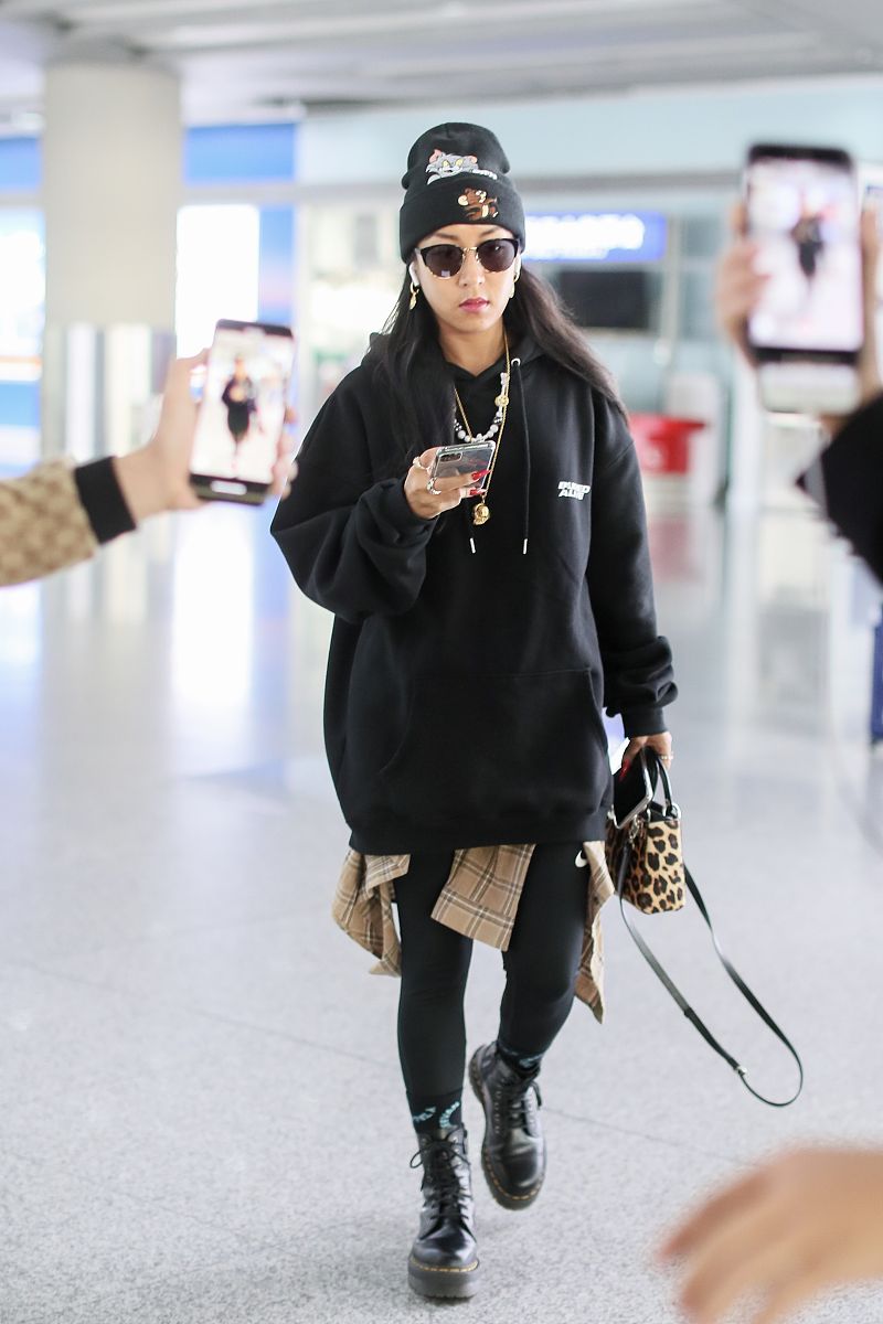 吉克隽逸街拍:卫衣搭配格纹衬衫裙 豹纹ladydior街头范儿