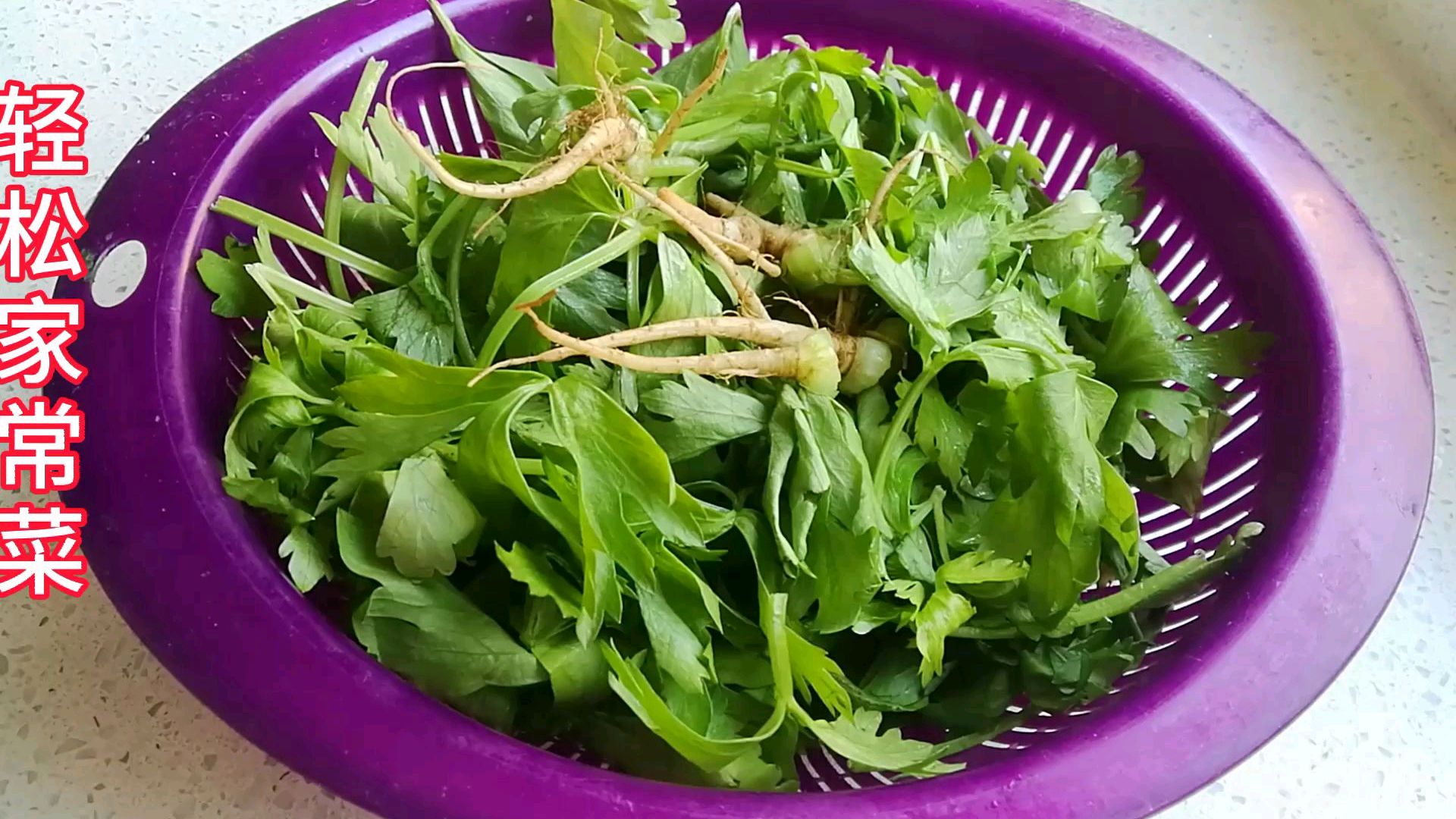 香芹叶鸡蛋饼不一样的做法,既营养又美味,老人小孩都爱吃