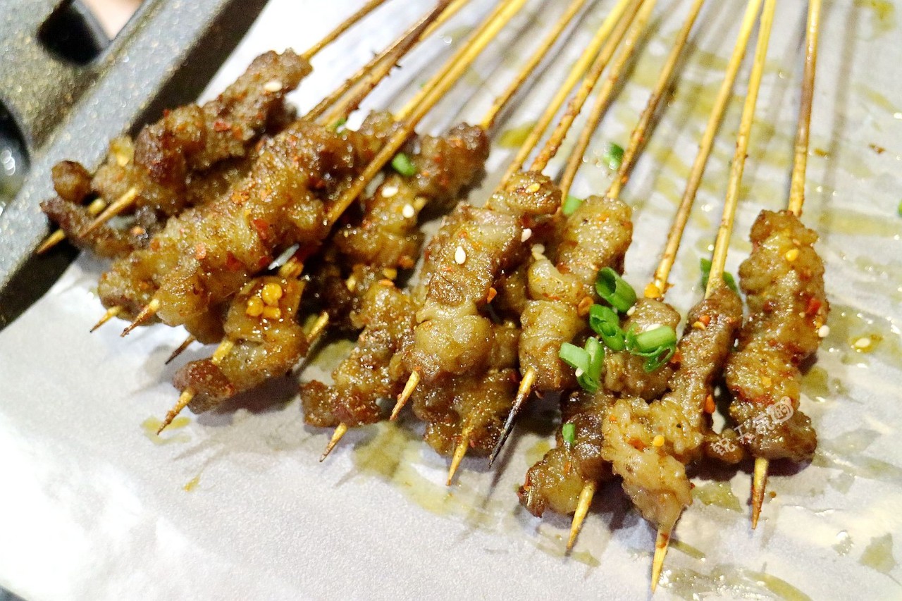 串串按把卖,烤法"火上飘",食材很少见,别家烧烤店可吃不到