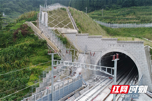 3个足球场大50层楼高 我国高铁最大溶洞隧道铺通