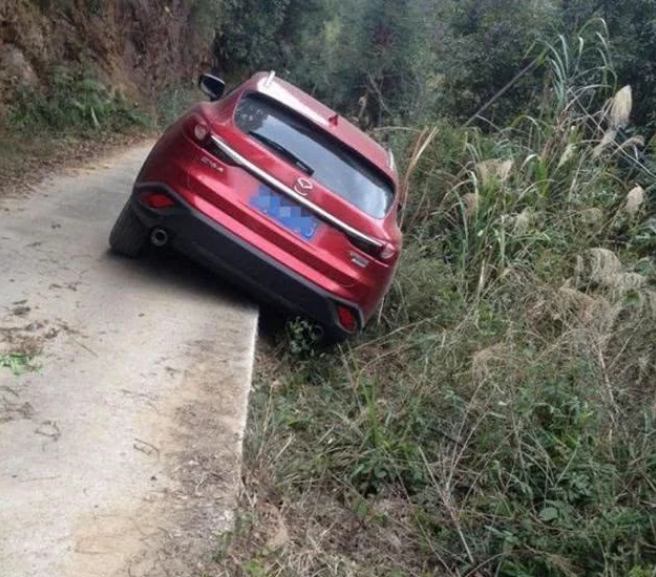 小伙开车回农村,不料却开到沟里去了,小伙:都怪路窄惹的祸!