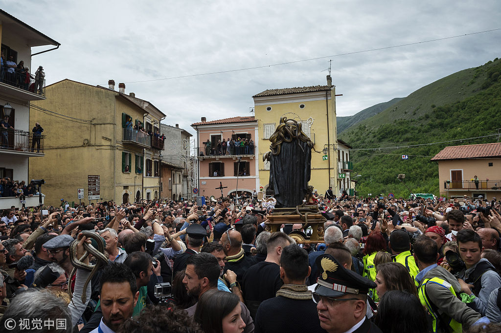 揭秘意大利小镇神秘"游蛇节" 满街都是蛇犹如灾难片