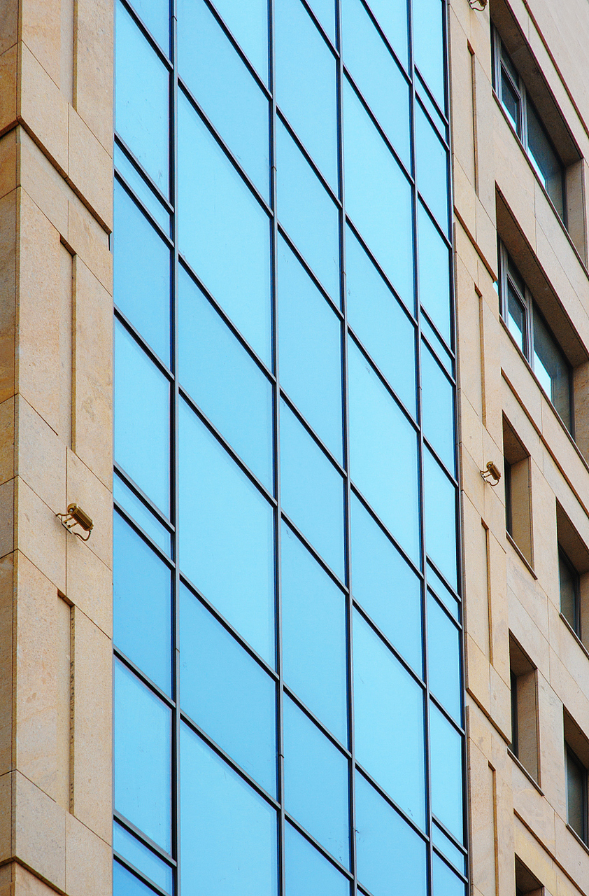 幕墙装饰中常见的材质有以下几种:  玻璃:玻璃幕墙是现代建筑中常见的