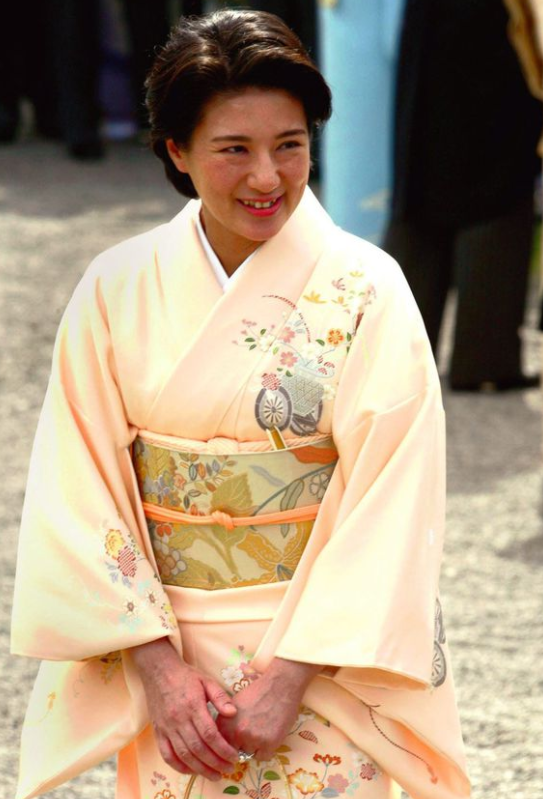 雅子穿和服真美,年轻时灵动活泼,难怪德仁看上这"半个美国人"