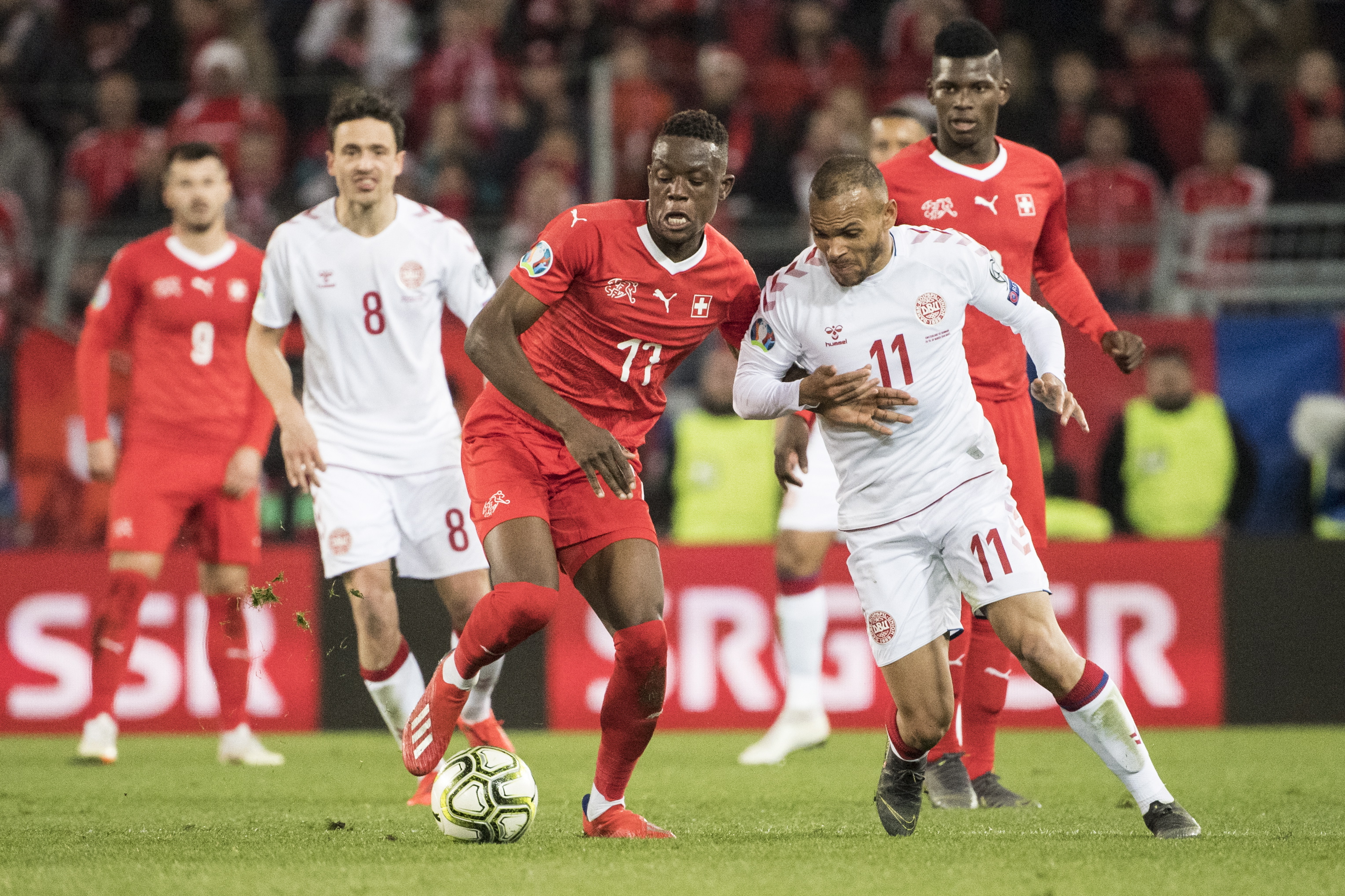 足球——欧锦赛预选赛:瑞士平丹麦(3)