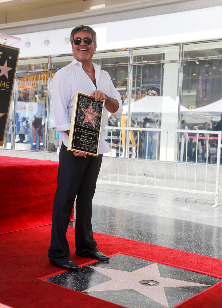 "美国偶像"毒舌评委西蒙·考威尔留名好莱坞星光大道