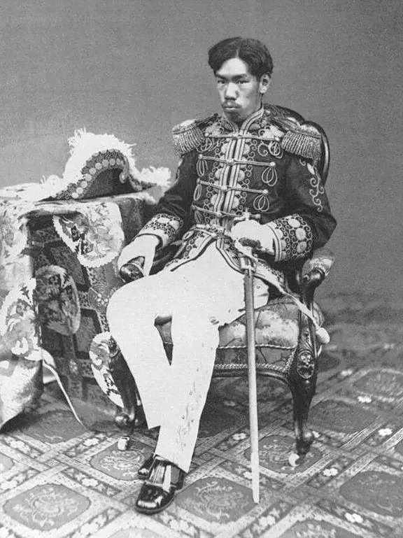 明治天皇有多硬派?为打造一流海军每年自掏30万,每天仅吃一顿饭