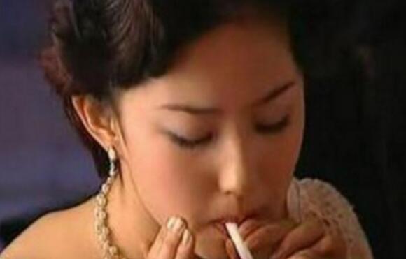 女星抽烟神态迥异,周冬雨呆萌,张柏芝性感