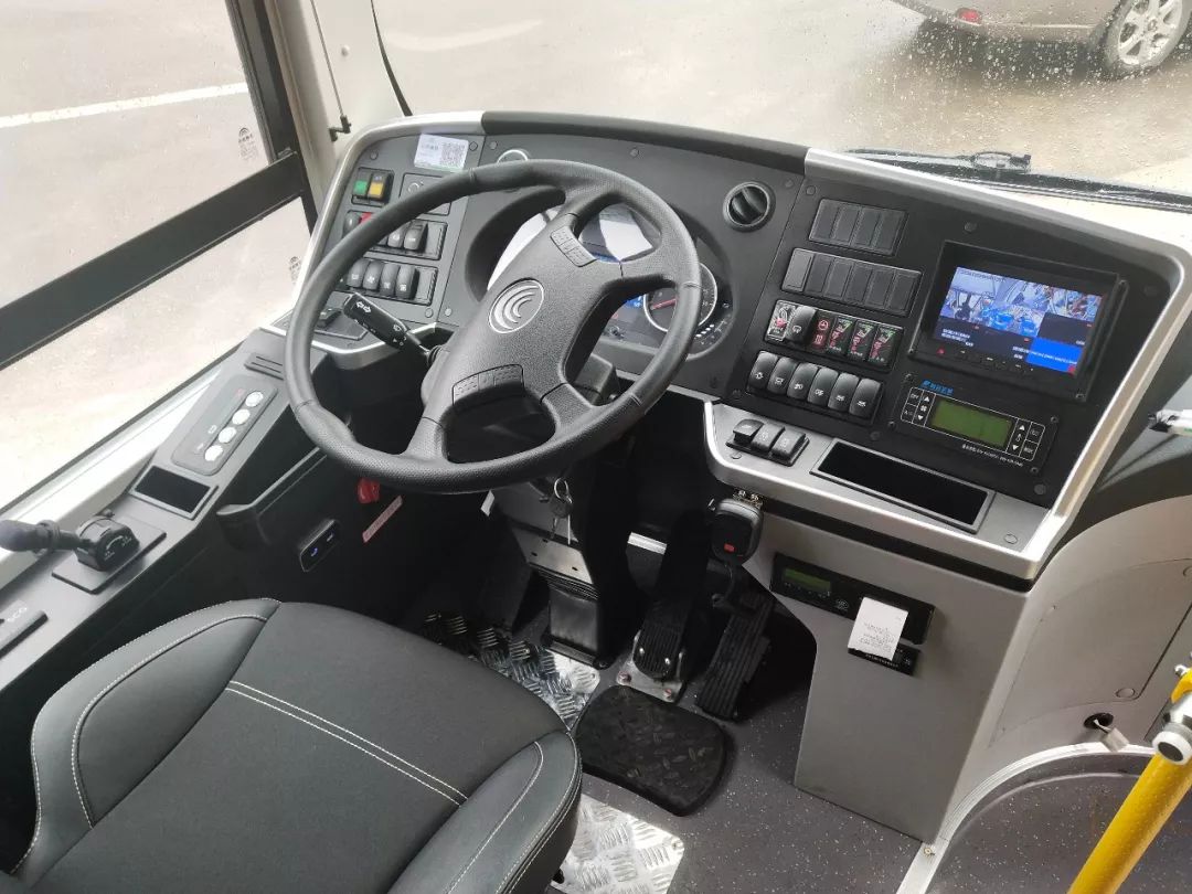新能源纯电动公交车驾驶室按键设置更智能,操作更便捷,就连座椅都了带