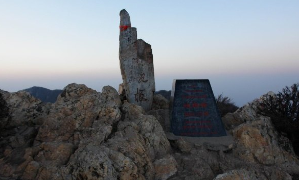 郑州旅游攻略:峻极峰——峻极峰即嵩山顶,是太室山最高峰