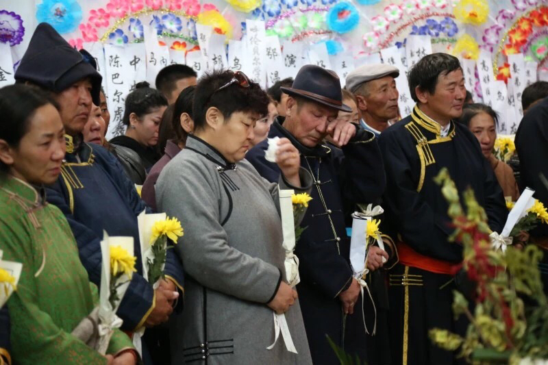 吉祥三宝"爸爸"布仁巴雅尔告别仪式,粉丝冒雨现场追悼!