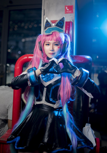 王者荣耀:安琪拉心灵骇客cosplay,从可爱到酷只需要一