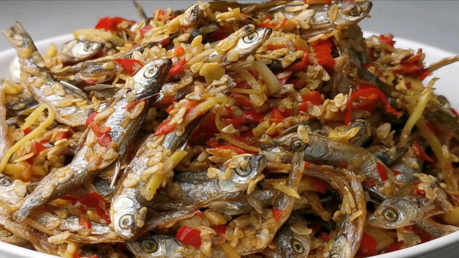 家乡的年味,小河鱼晒制一天加半碗酒糟,过年来客做下酒菜