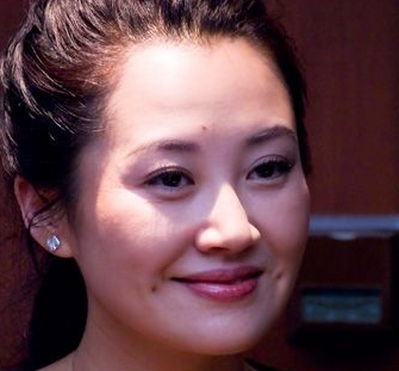 其面相很好,面如满月,额高圆润,颧起饱满,地阁厚重,自旺