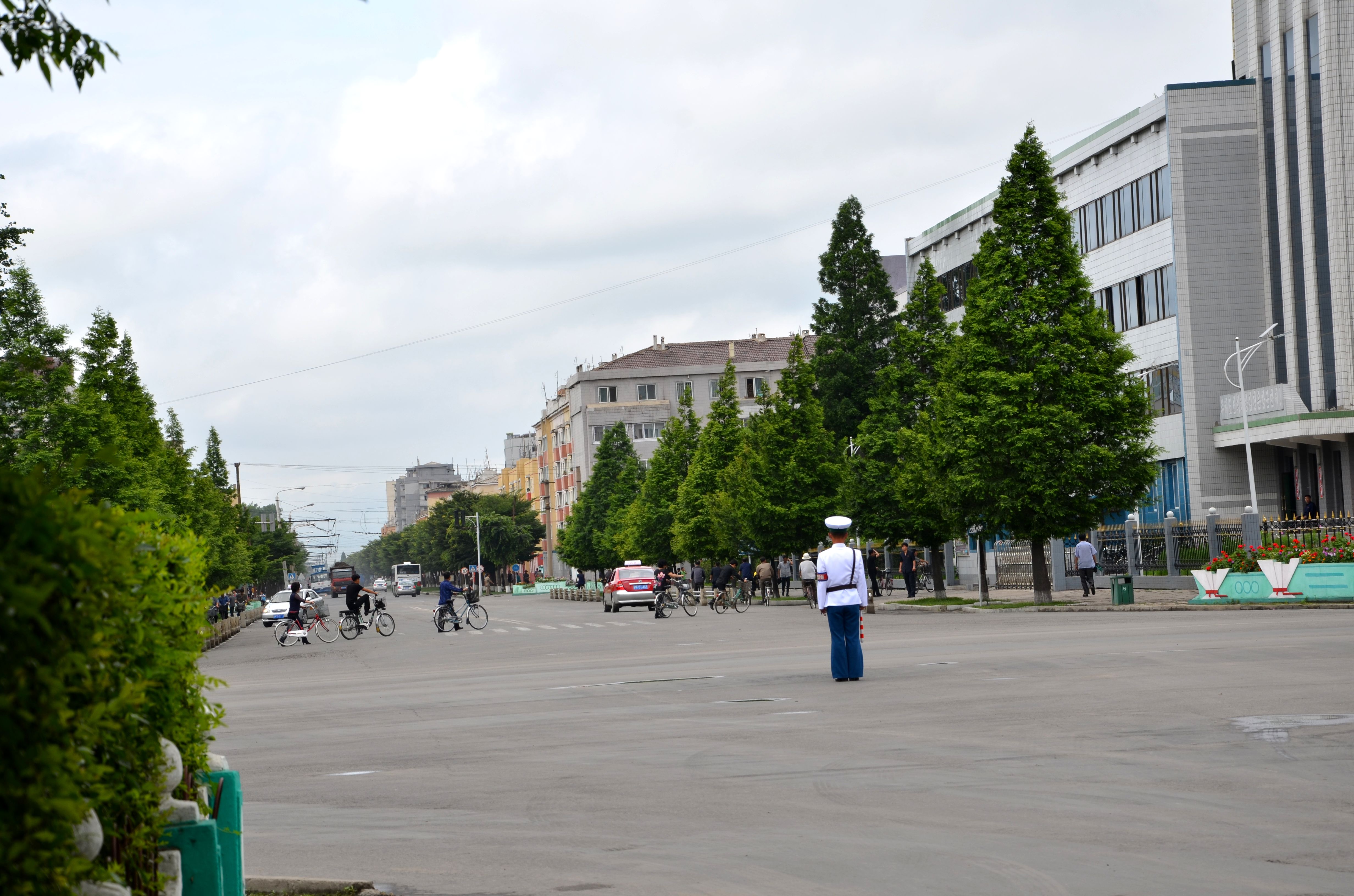图为朝鲜街头,一名妇女和一名小女孩走在路上
