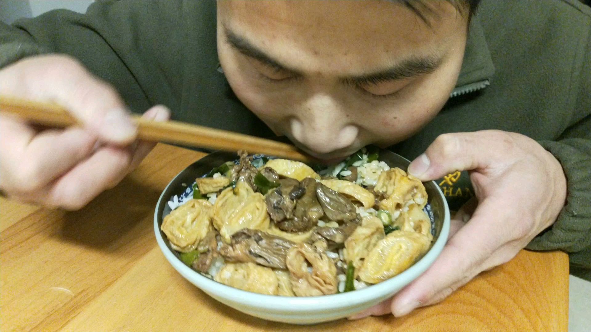 香辣鸡心,干煸猪大肠,再配碗米饭,累了一天就得这样吃