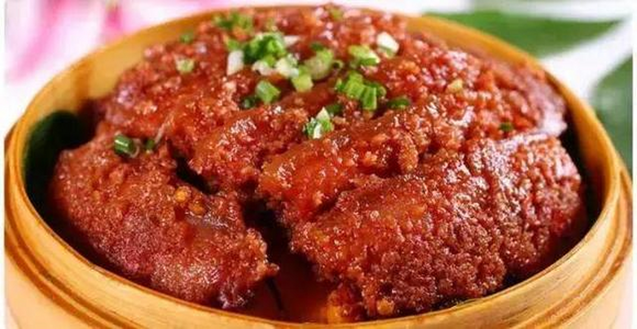 南昌人每年立夏前后都喜欢蒸上一碗米粉蒸肉,据说立夏日吃了不会生