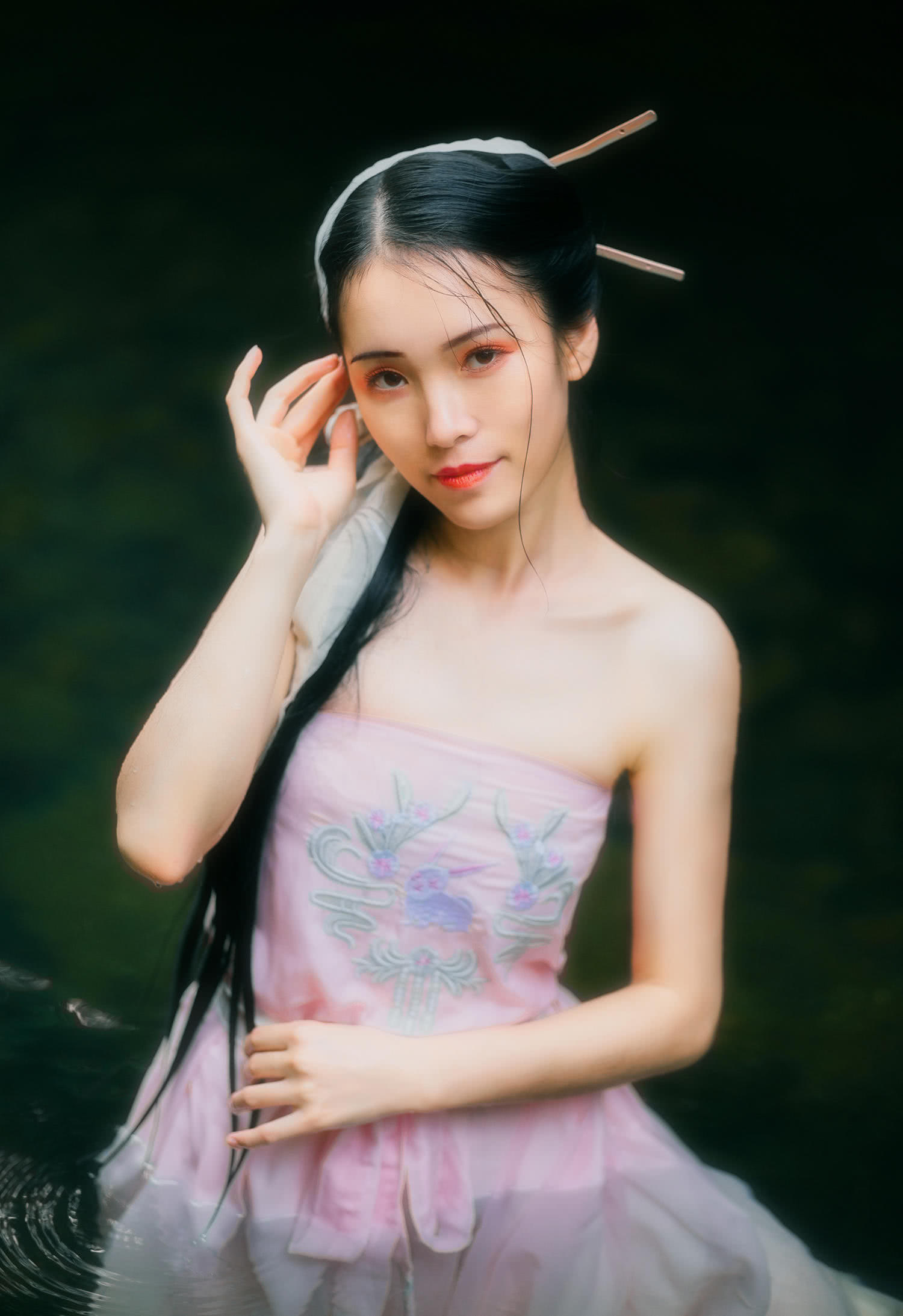 摄影师拍下美人出浴的瞬间,小姐姐好像《青蛇》中的王祖贤